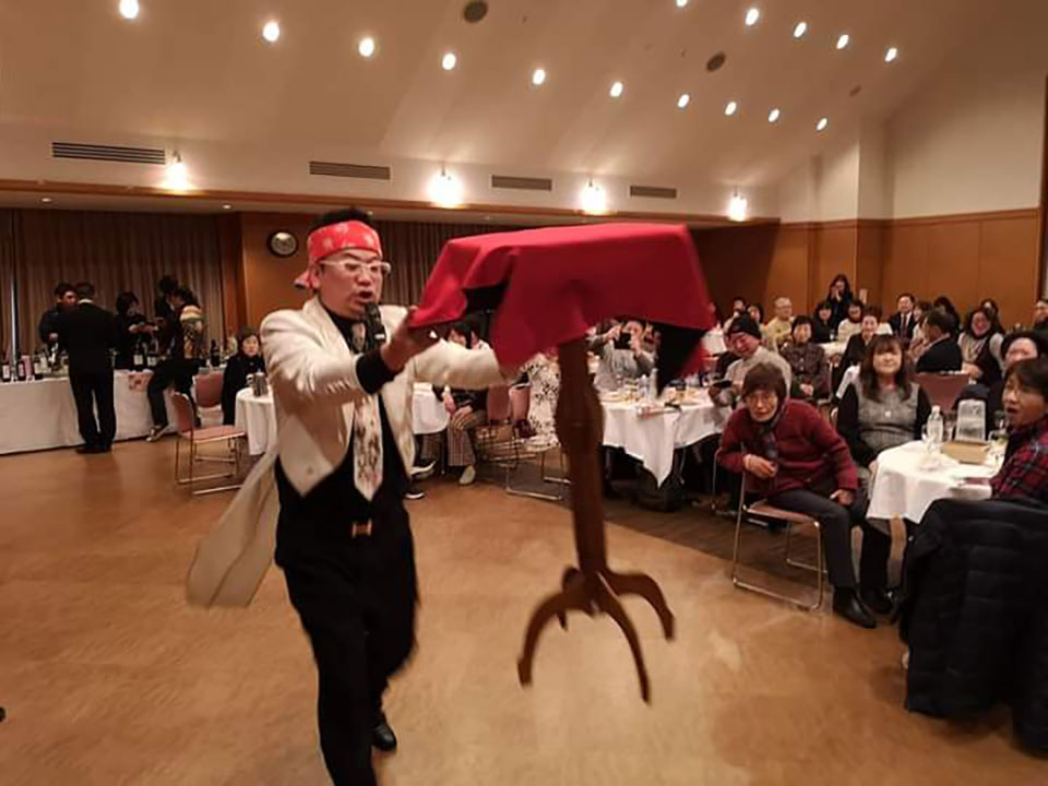 会場を大きく使ったマジックの様子